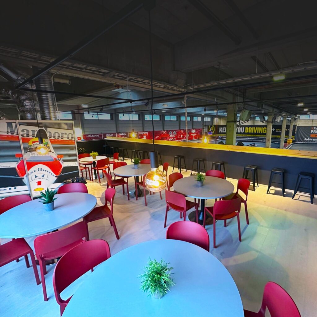 Paddock Club -tilan pöydät, tuolit ja baari