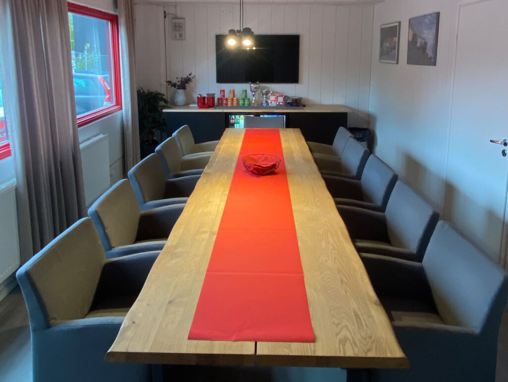 Kabinetin pitkä pöytä ja tuolit